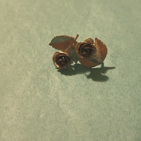 3 pairs of vintage flower clip on earrings - Picture 4 of 4